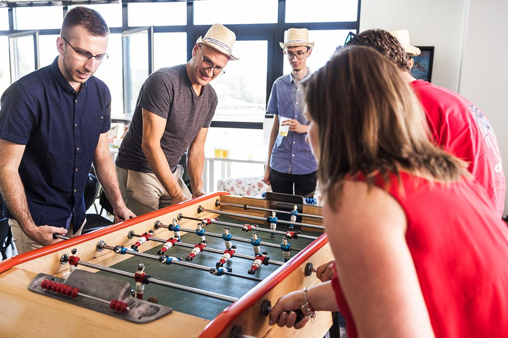 collaborateurs de Lempereur & Associés jouant au babyfoot