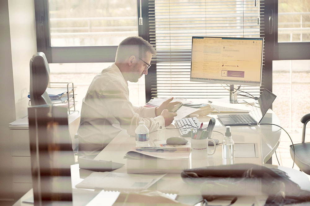 ambiance de travail studieuse chez Lempereur & Associés
